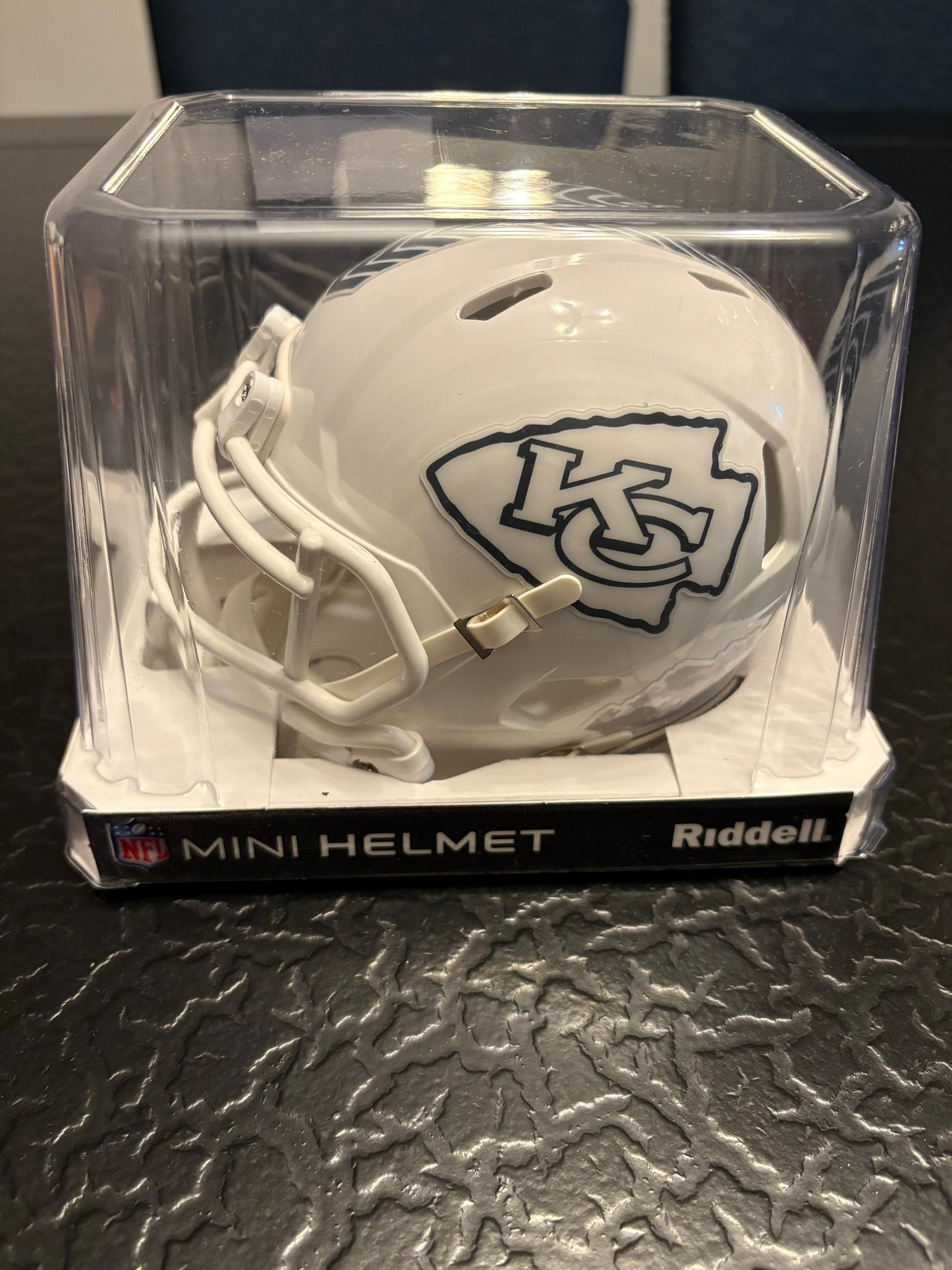 Mini Casco Firmado Kareem Hunt- Salute To Service-Beckett