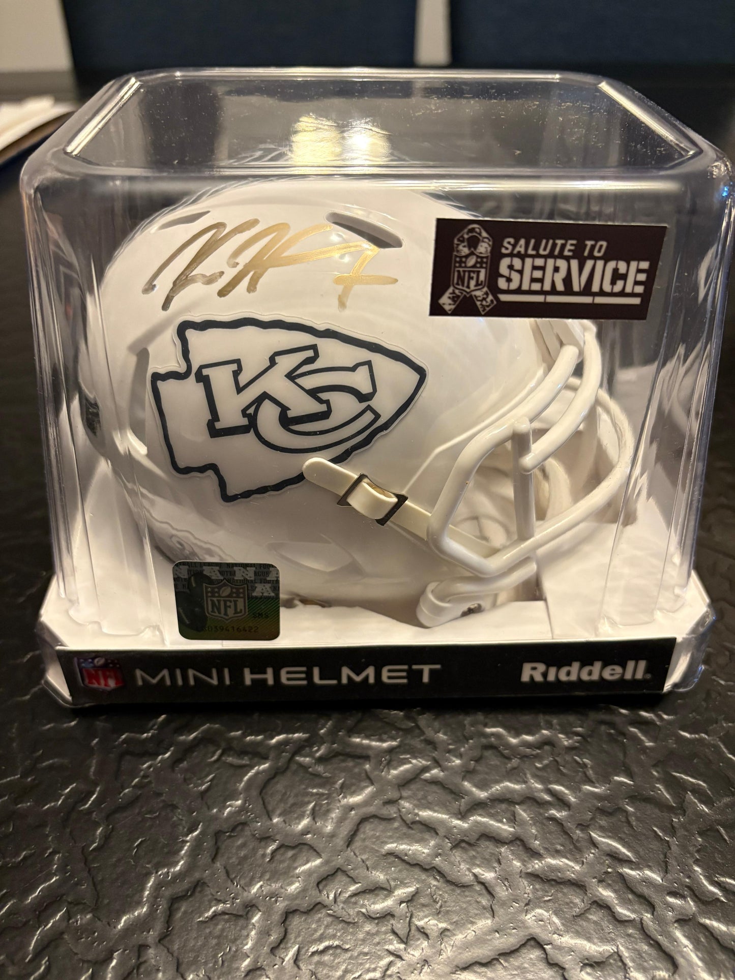 Mini Casco Firmado Kareem Hunt- Salute To Service-Beckett